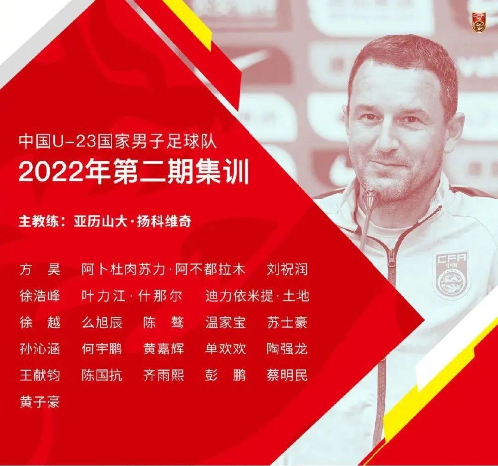 马岚拄着拐，也兴奋的大喊：新年快乐。